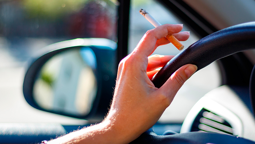 La ley en España ni prohíbe ni penaliza fumar mientras se conduce- ÓN 